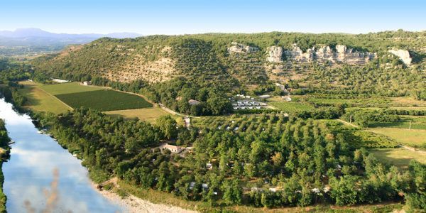 Vue aérienne du camping les platanes en Ardèche