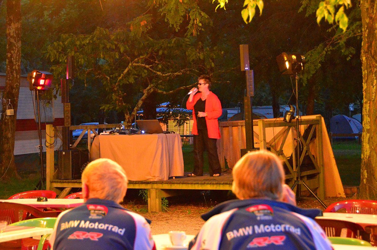 Soirée spectacle au camping les platanes