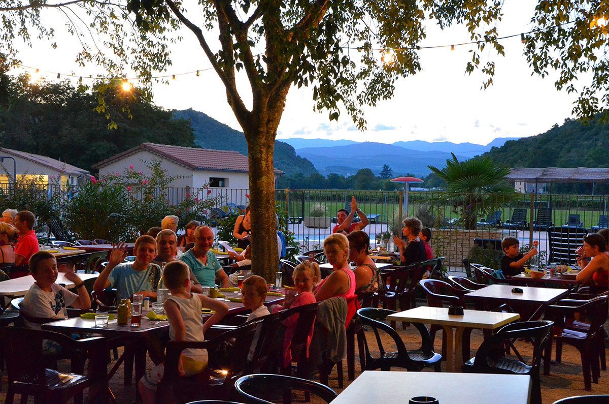 Dîner au restaurant du camping au sud de l'Ardèche