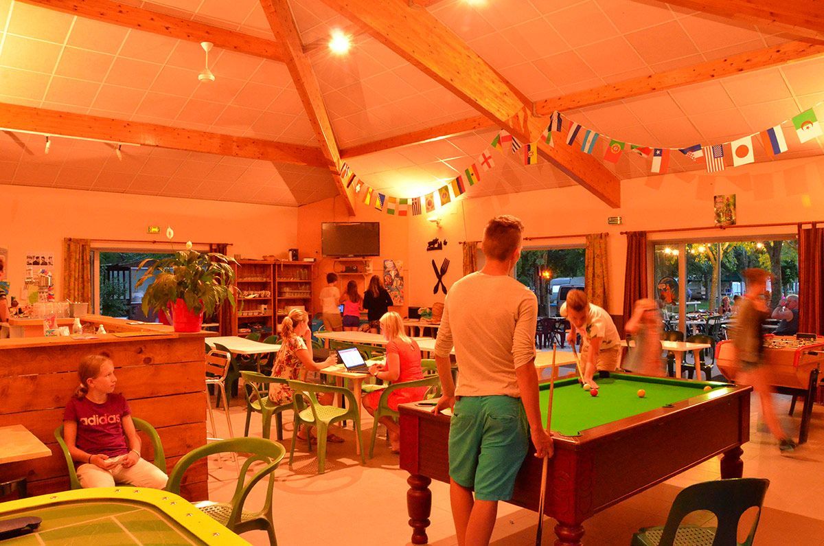 Billard et babyfoot au camping les platanes