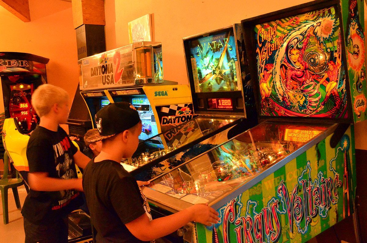 Salle de jeux avec flipper et jeux vidéo au camping à Rosières